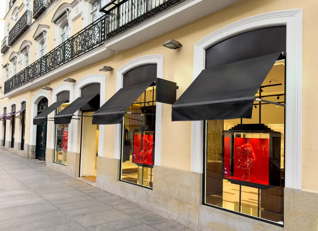 Façade vitrine de magasin en aluminium sur mesure à Cournonterral
